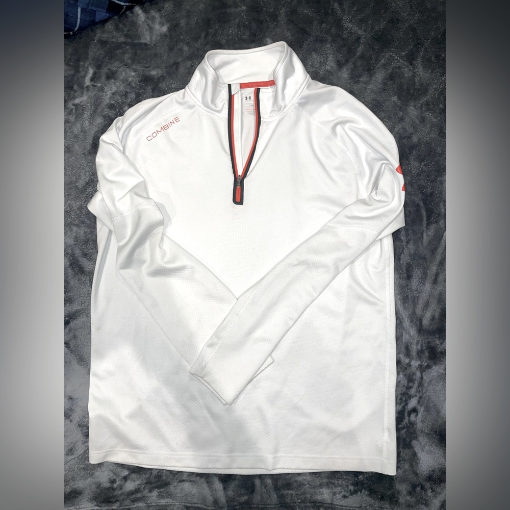 Under Armour Combine long sleep pull over.